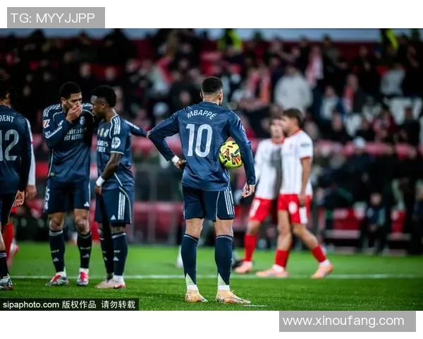 足球明星的辉煌历程与场上风采全景回顾